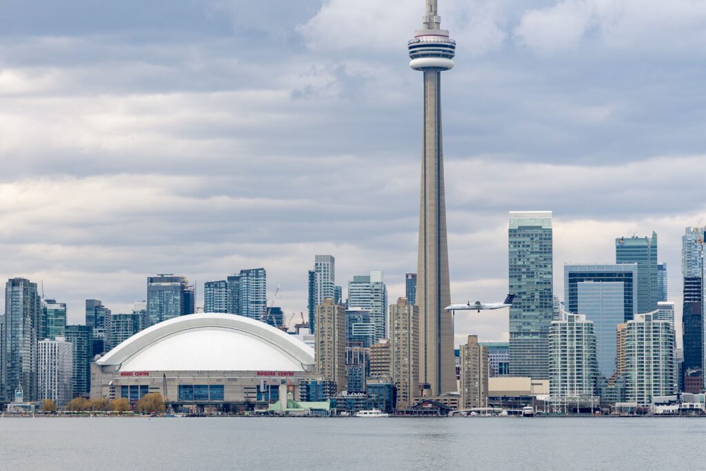 La visa de trabajo en Canadá que están consiguiendo miles de latinos en 2026 (y cómo aplicar) La visa de trabajo en Canadá que están consiguiendo miles de latinos en 2026 (y cómo aplicar)